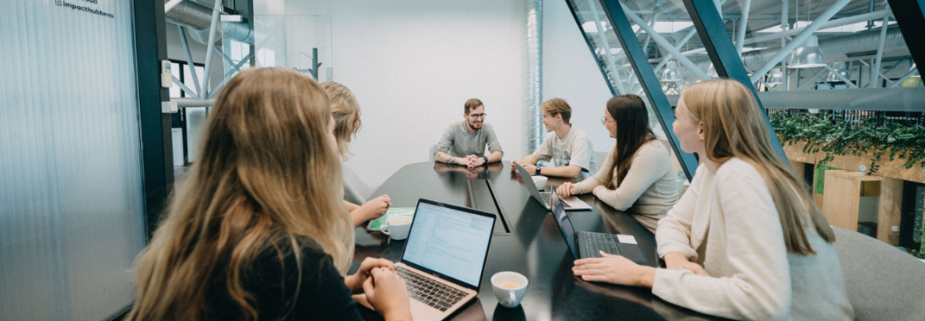 diskuze u stolu na téma podnikavost