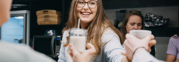 Kafe se členy na baru připomínka OS - Veronika Burešová